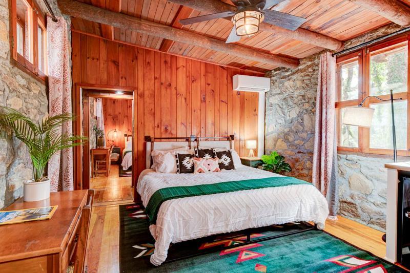 The Furry Lodge Double Ste 2&3 Уэйнсвилл Экстерьер фото