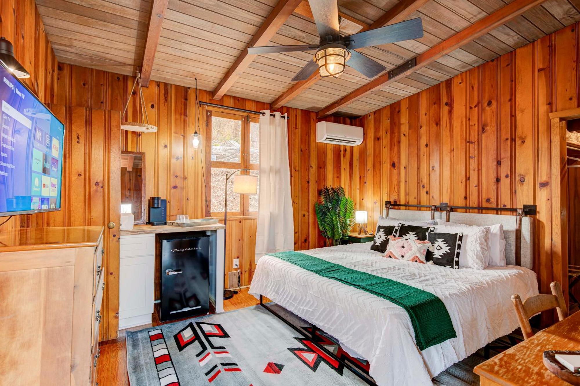 The Furry Lodge Double Ste 2&3 Уэйнсвилл Экстерьер фото
