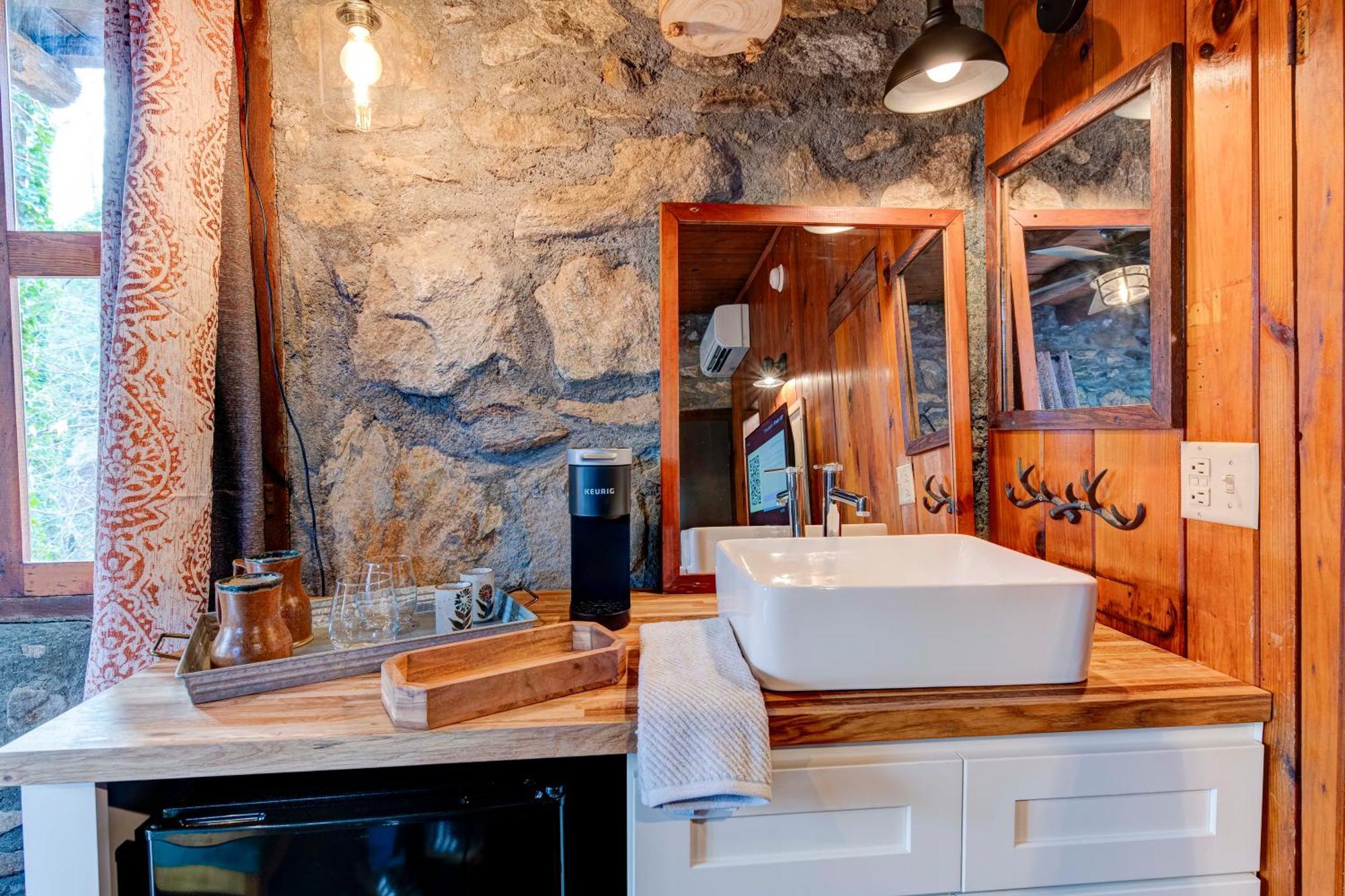 The Furry Lodge Double Ste 2&3 Уэйнсвилл Экстерьер фото
