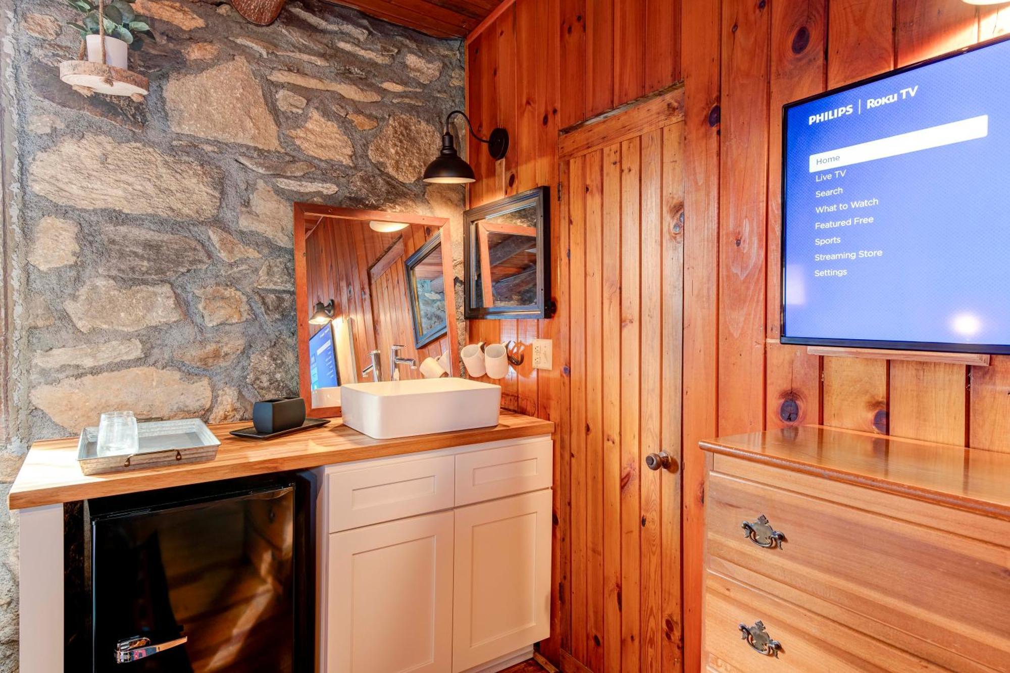 The Furry Lodge Double Ste 2&3 Уэйнсвилл Экстерьер фото